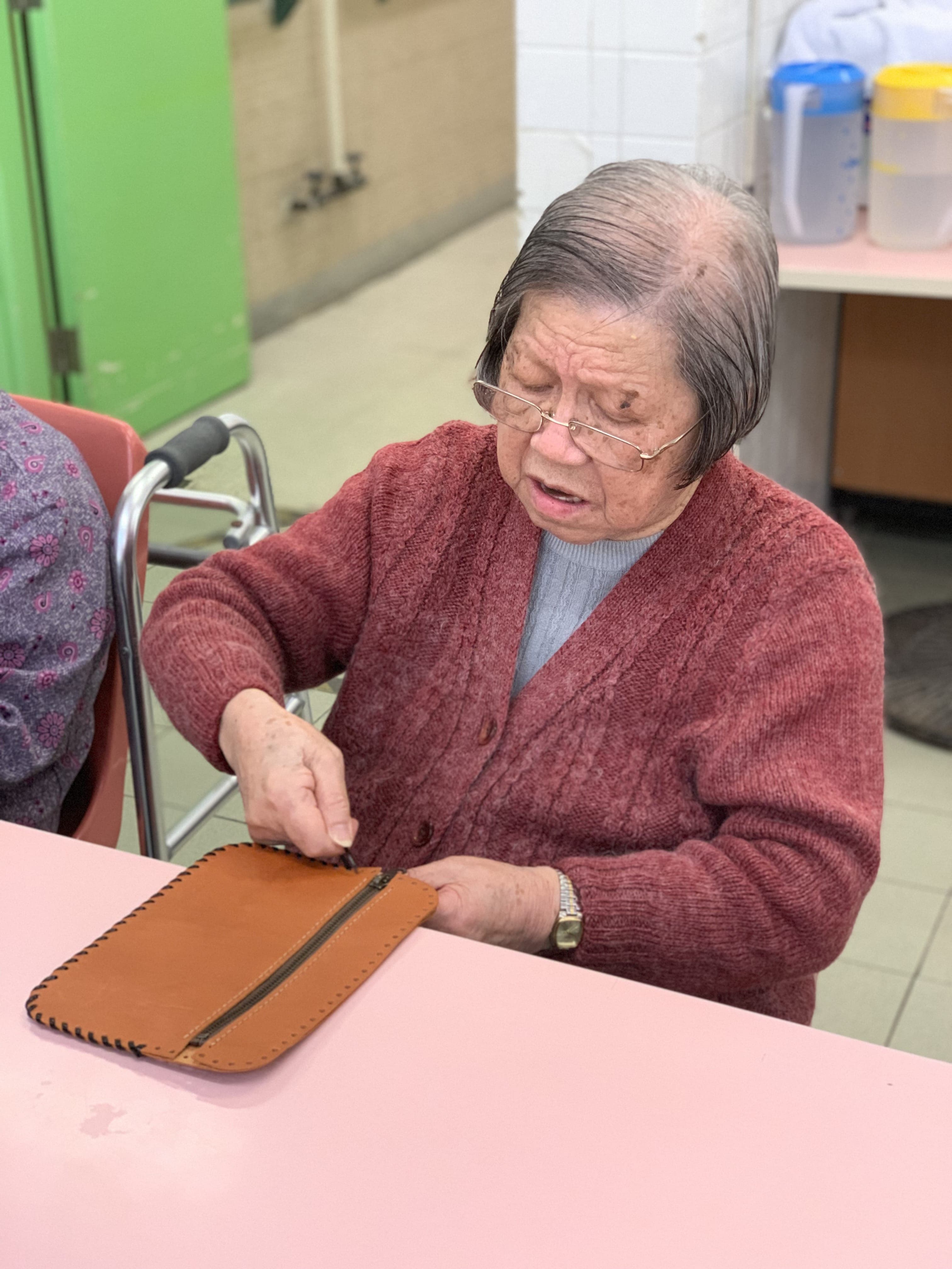 嗇色園:4-5 老有所學 學習皮革縫紉; source=https://www2.siksikyuen.org.hk/social-services/units/home-for-the-elderly/ho-shing